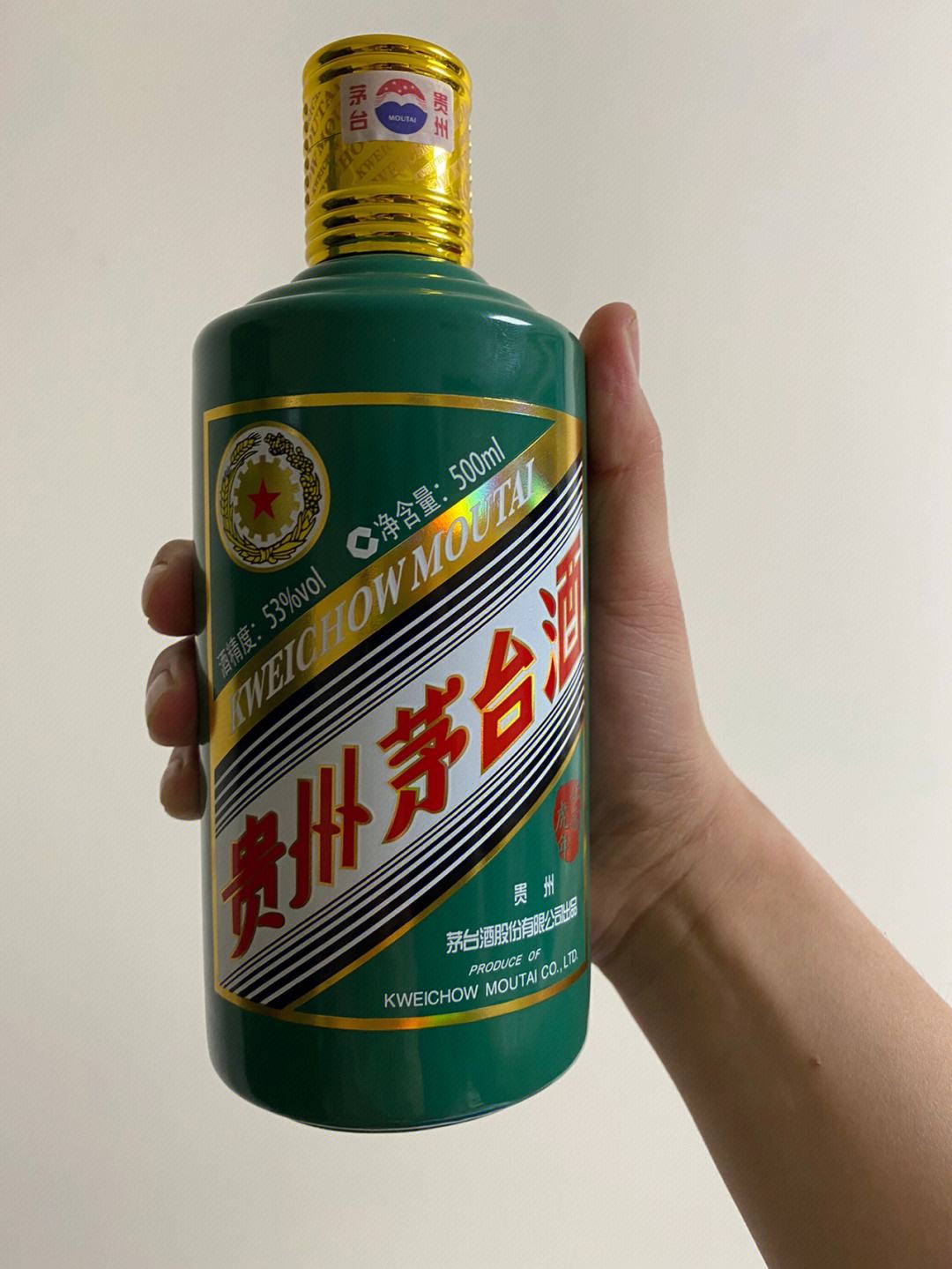 雪花啤酒批发重庆(雪花啤酒新品500元一瓶，网友戏称“茅啤”，总经理：与茅台同桌也不违和)